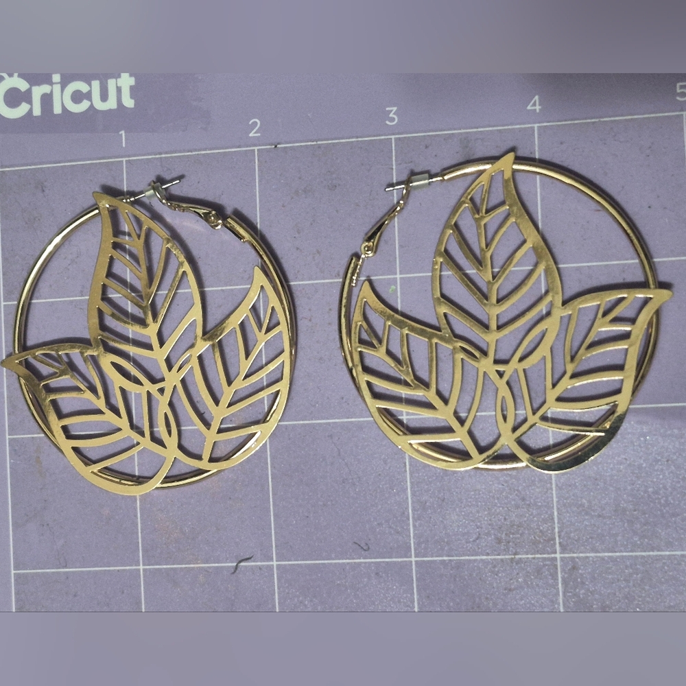 Source Unknown Gold Leaf Design Earrings